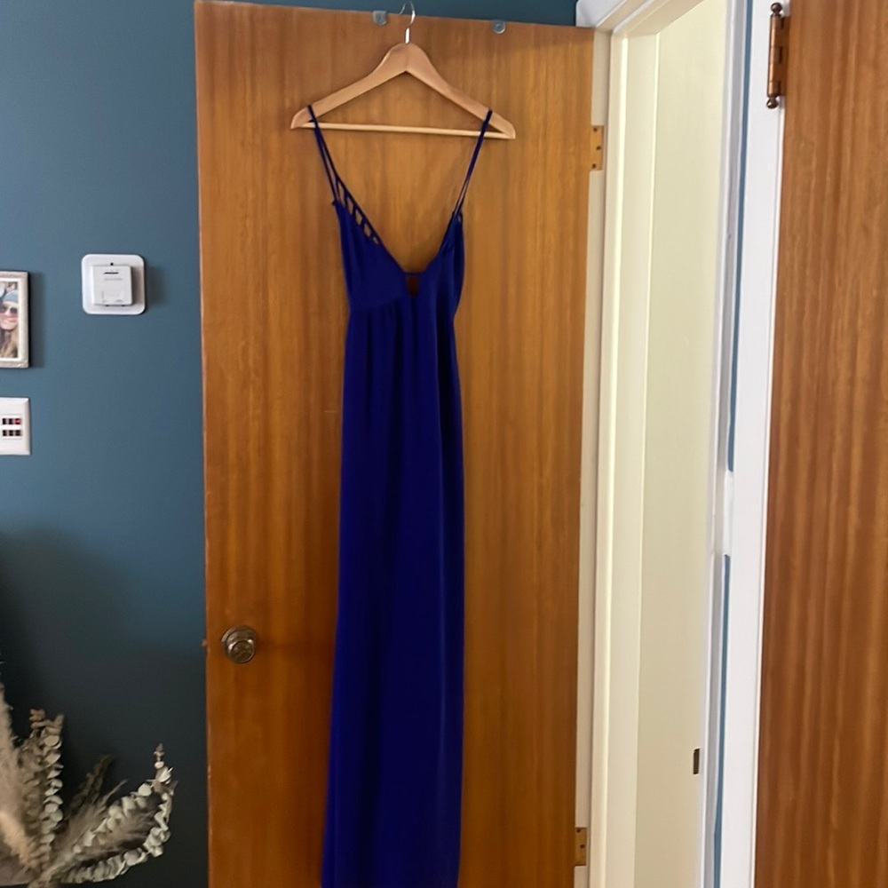Beautiful blue maxi with adjustable strap that cross cross in back